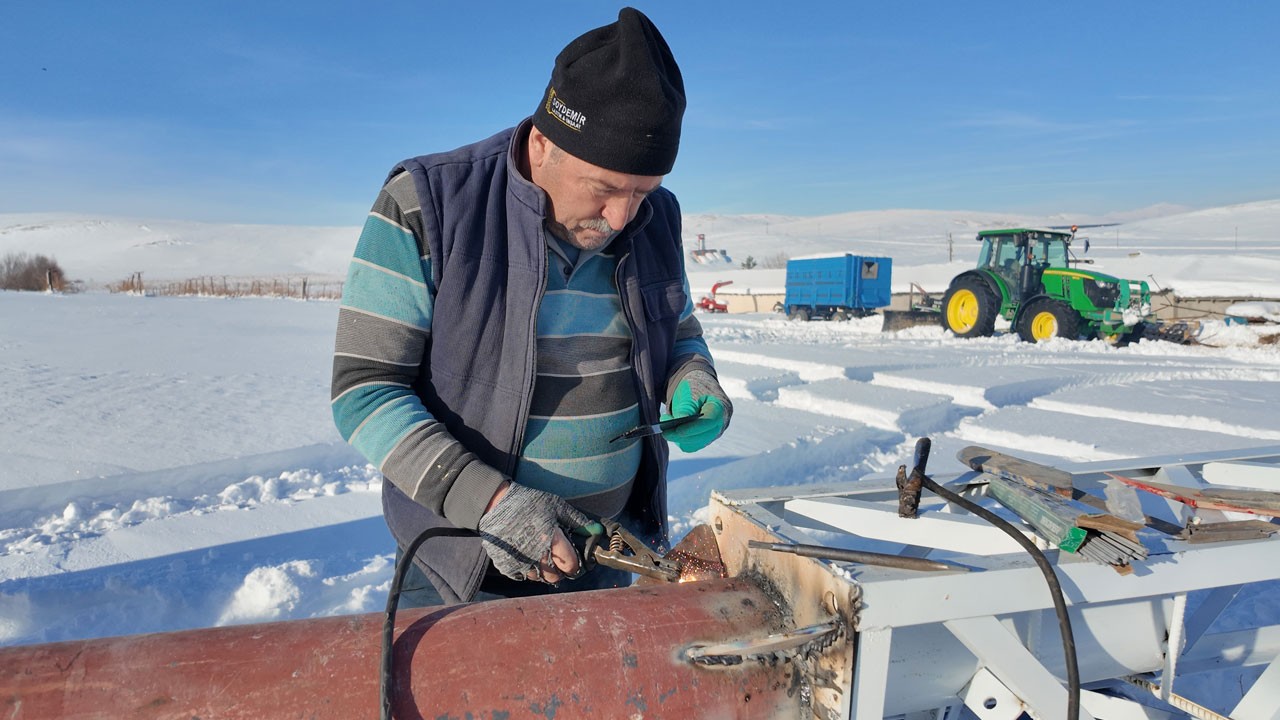 Dededen kalan demiri rüzgara dönüştürdü! Geleneksel meslekten yenilenebilir enerjiye