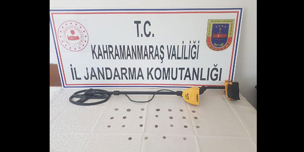 Dedektörle define ararken jandarmaya yakalandı