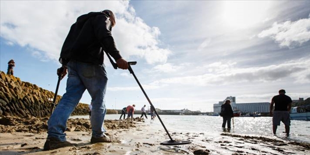 Dedektörü alan sahile koştu