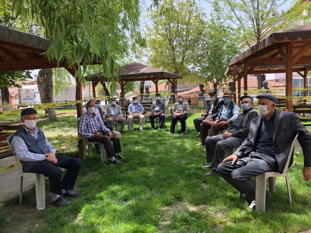 Dedeler arkadaşlıklarını sosyal mesafeli sürdürüyorlar 
