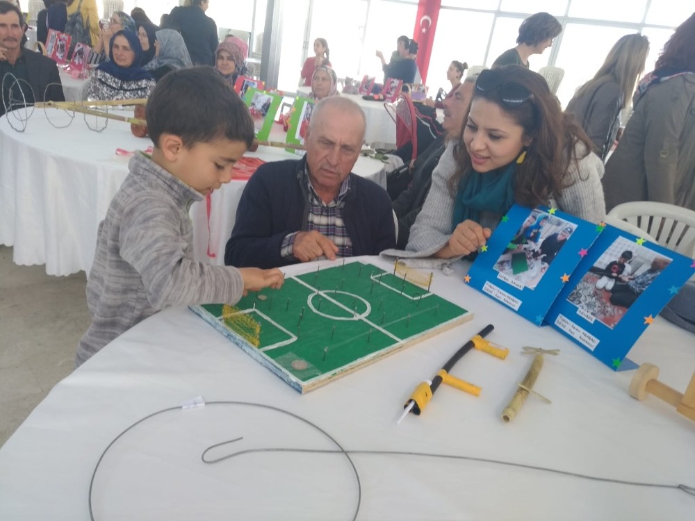 Dedeleri ile birlikte yaptıkları oyuncakları sergilediler 