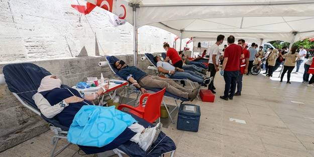 'Dedelerimiz Çanakkale'de omuz omuza savaştı' dedi! Türk Kızılay'a kan bağışı