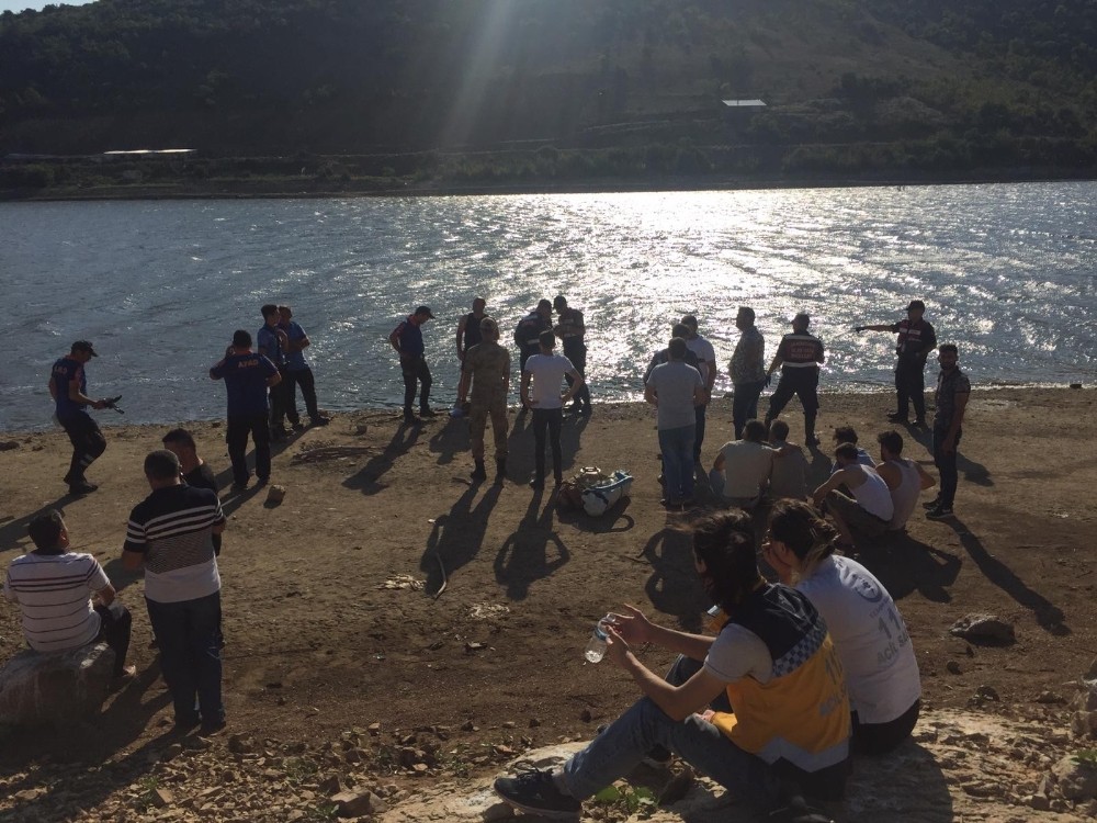 Dedesi ile balık tutmaya giden Suriyeli çocuk barajda boğuldu 
