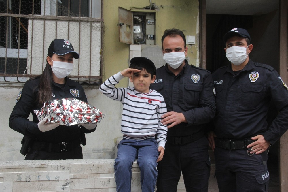 Dedesi polisi aradı, torunu oyuncağı kapıp özel harekat marşını okudu 