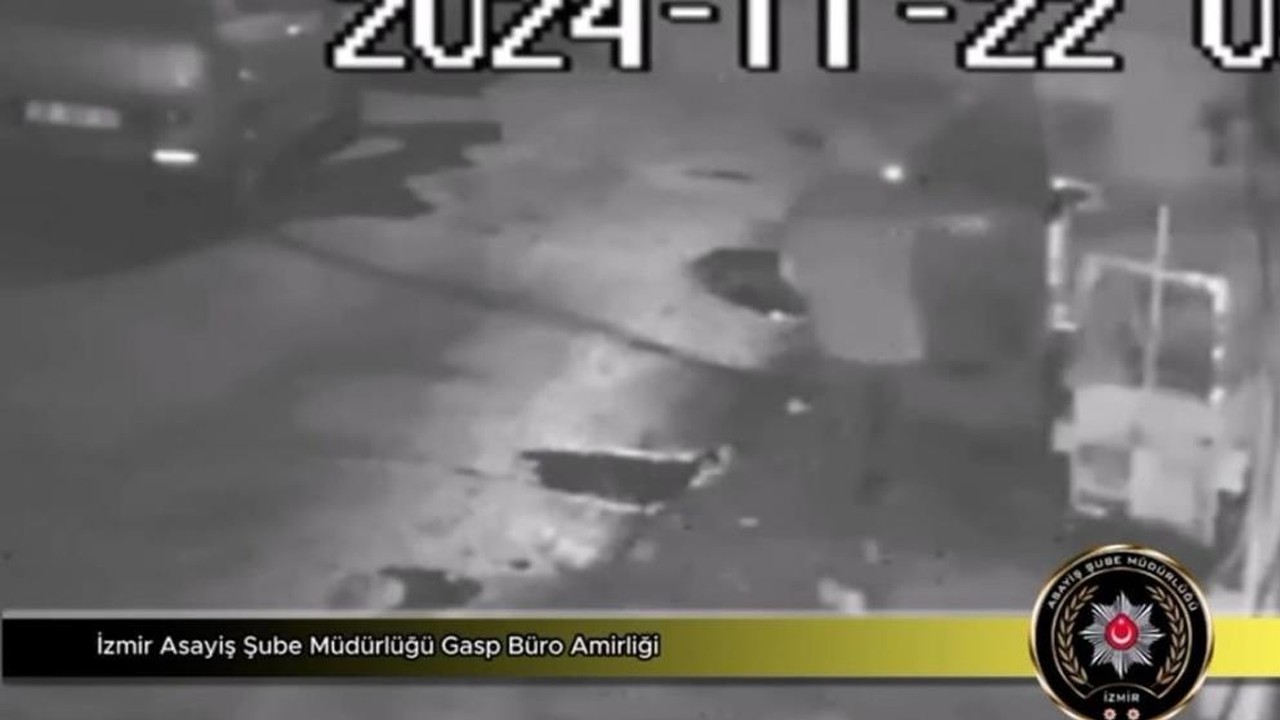 Defalarca ateş etti! İzmir’de eve silahlı saldırı anı kamerada