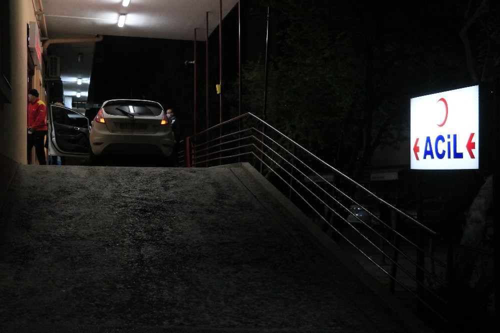 Defalarca bıçaklanan kişi otomobiliyle hastaneye geldi 