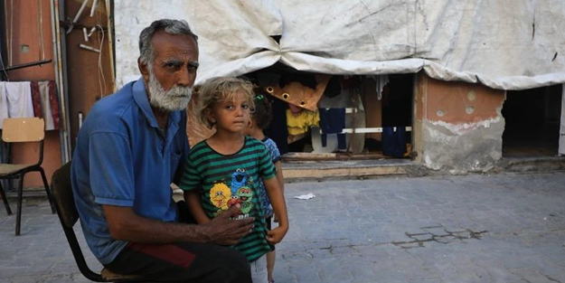 Defalarca göçe zorlanan Filistinliler bir dükkana sığınmak zorunda kaldı