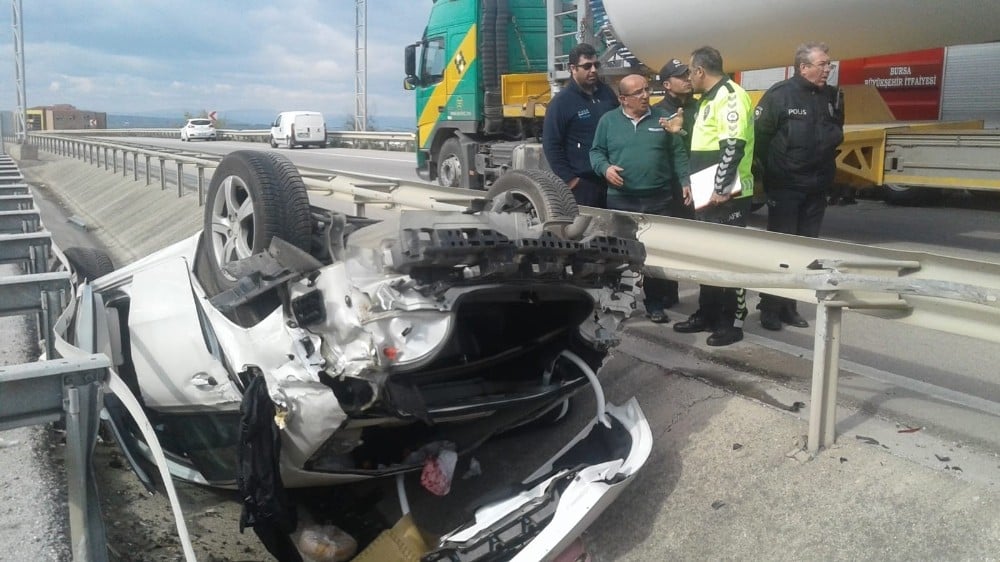 Defalarca takla atan otomobilden 3 kişi sağ kurtuldu 