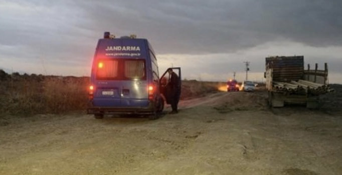 Define ararken el yapımı patlayıcı infilak etti