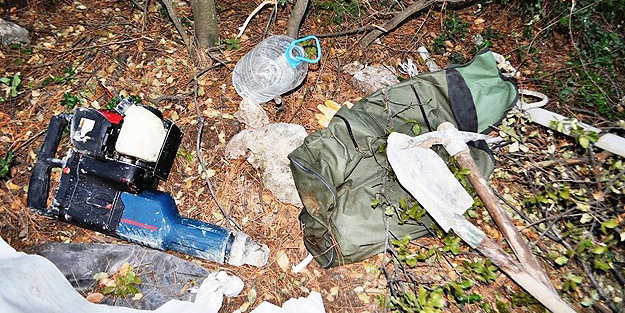 Define ararken öldüler