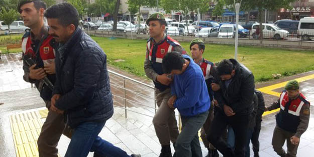 Define ararken suçüstü yakalandılar!