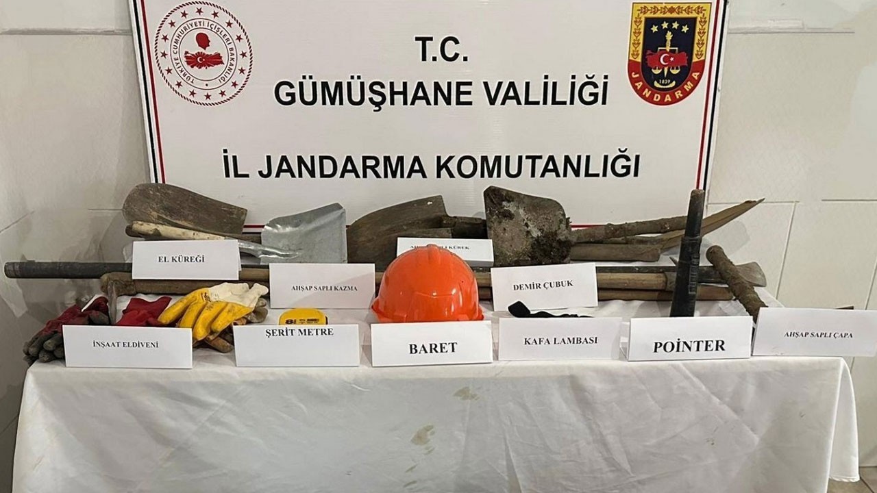 Define ararken yakalandılar!