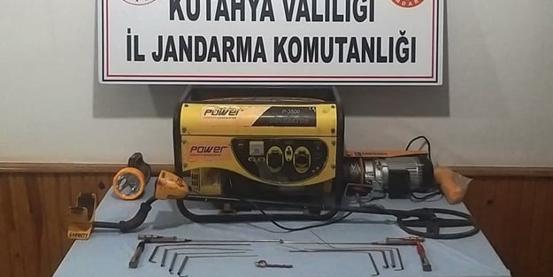 Define avcıları izinsiz kazı yaparken yakalandı