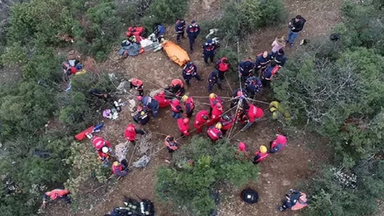 Define kazısında suçüstü: 30 metrelik çukurda yakalandılar