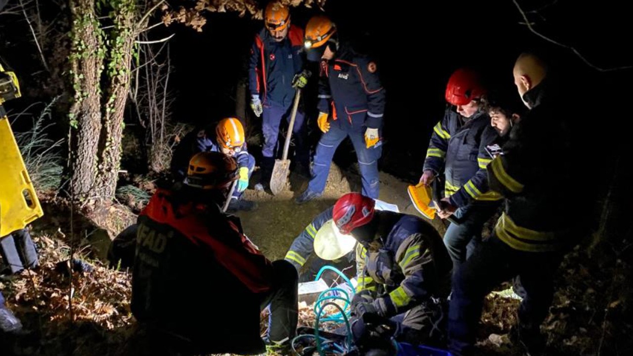 Defineci oyduğu kayanın altında kaldı