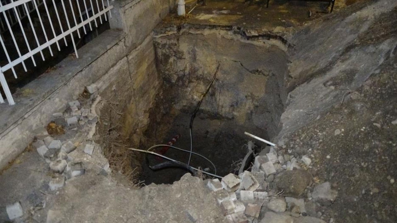 Defineciler işi abarttı! Belediye ekibi kılığında kepçeyle çalıştılar