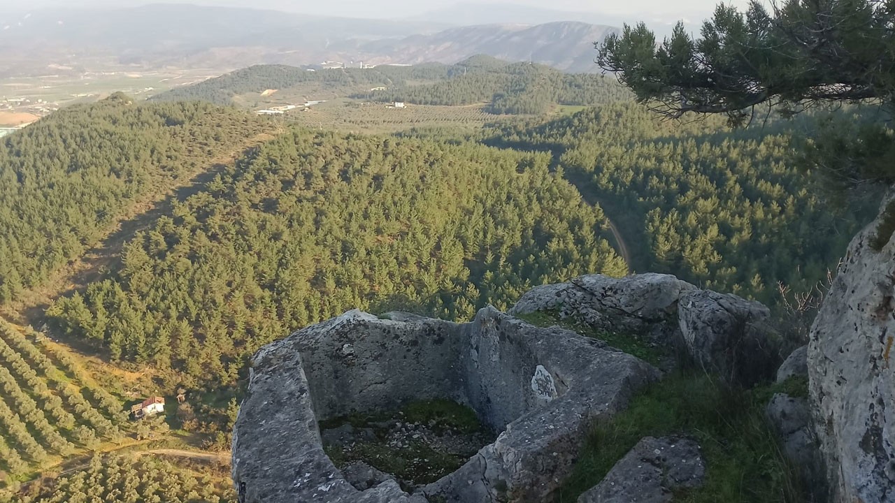 Defineciler kaya mezarı talan etti