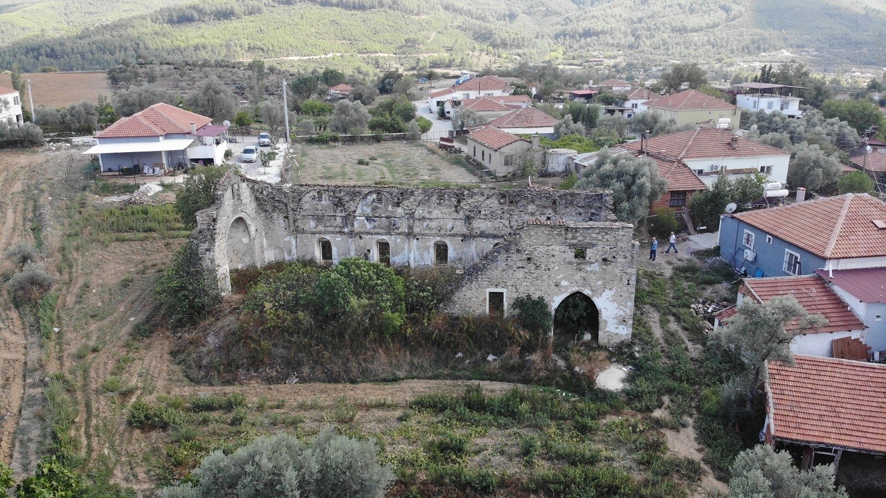 Defineciler tarihi yapıları talan etti