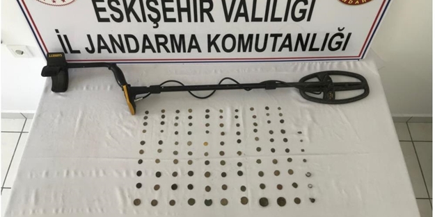 Definecilerin üzerinden 107 sikke çıktı