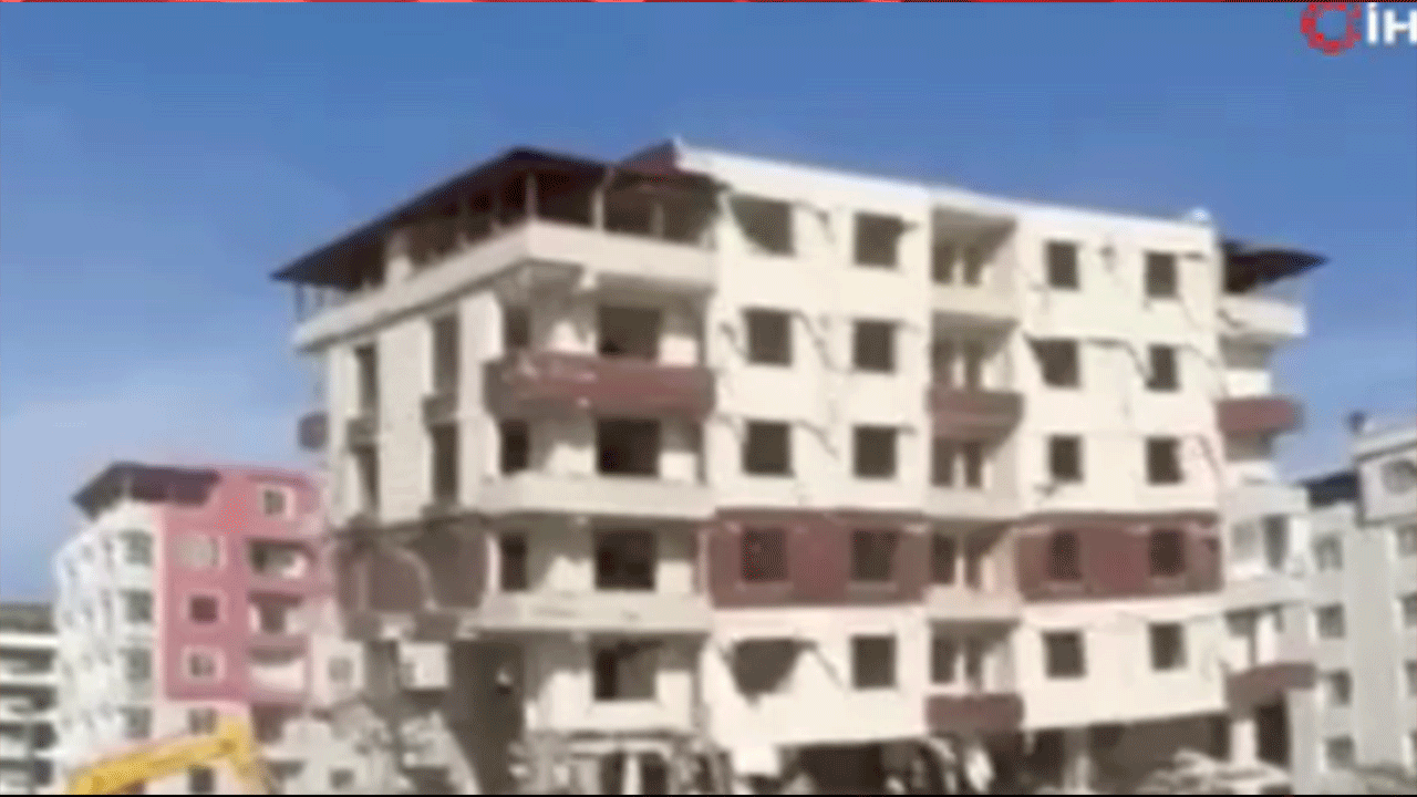 Defne'de 7 katlı bina yerle bir oldu! İş makinesi yıktı