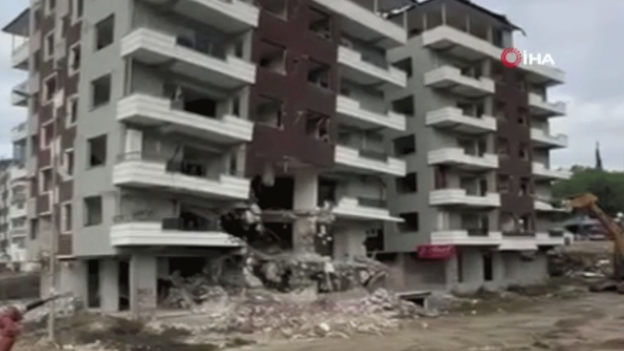 Defne'de dehşet anları! 7 katlı bina kornayla yerle bir oldu