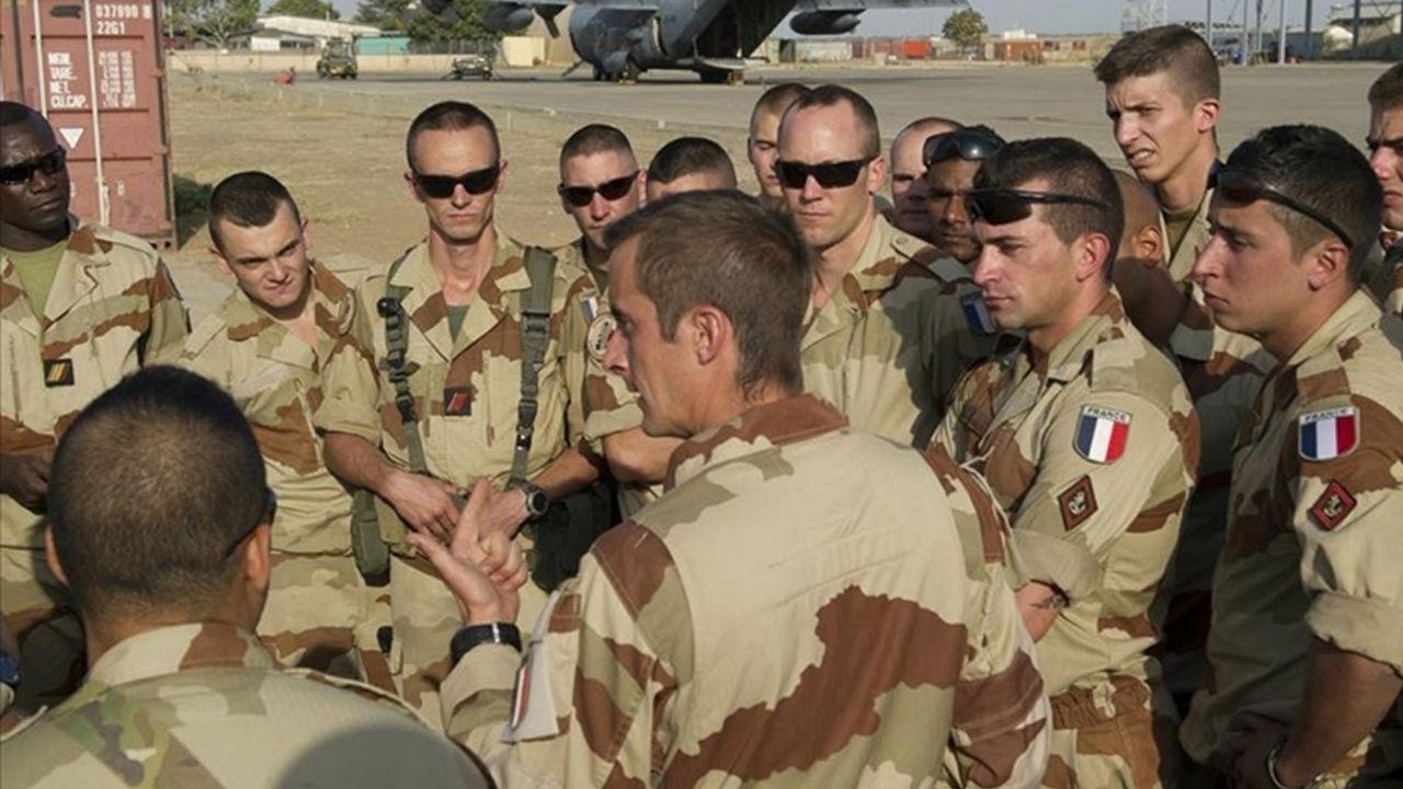 Defolup gidiyorlar! Sömürgeci Fransa bir ülkeden daha kovuldu