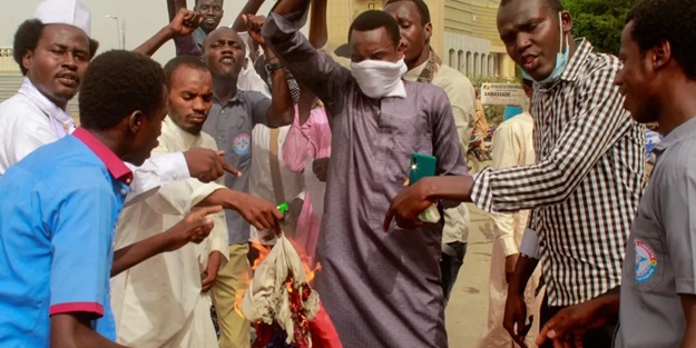 Defolup gitmesini istediler! Burkina Faso'da gösteri