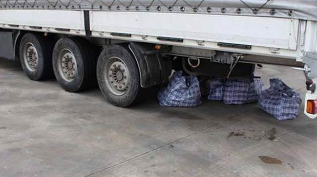 Değeri tam 1 milyon TL olan esrarı, TIR'ın altına bırakıp kaçtı