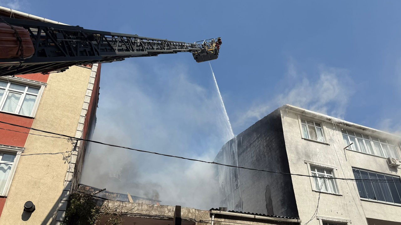 Dehşet anları! Çatıdan yükselen alevler 4 binayı sardı