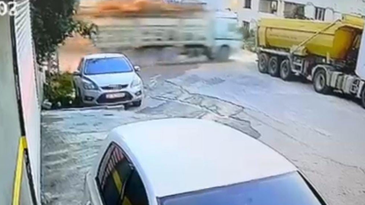 Dehşet Anları! Demir Yüklü Kamyon bahçeye uçtu