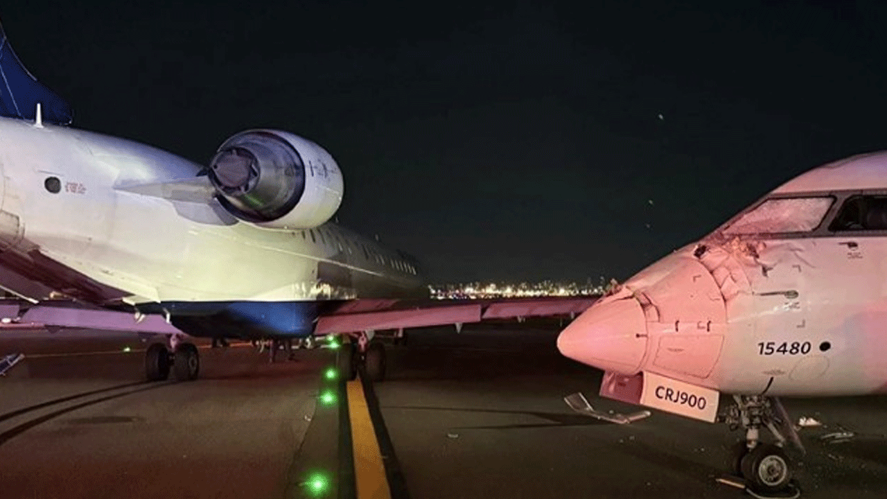 Dehşet anları! İki yolcu uçağı çarpıştı