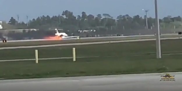 Dehşet anları! İniş takımları açılmayan uçak gövdesinin üzerine indi