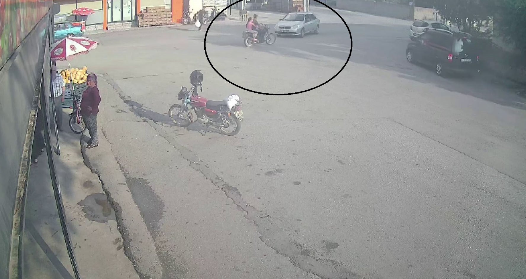 Dehşet anları kamerada! Yola böyle savruldular!