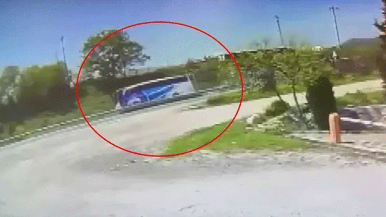 Dehşet anları kamerada! Yolcu otobüsü böyle devrildi