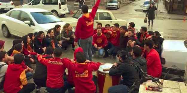 Dehşet anları kameralara yansıdı! Otomobil taraftarların arasına daldı