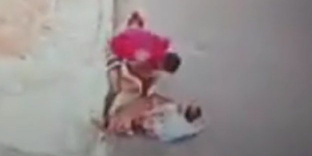 Dehşet anları kameraya yansıdı! Çocuğu köpek saldırısından böyle kurtardılar