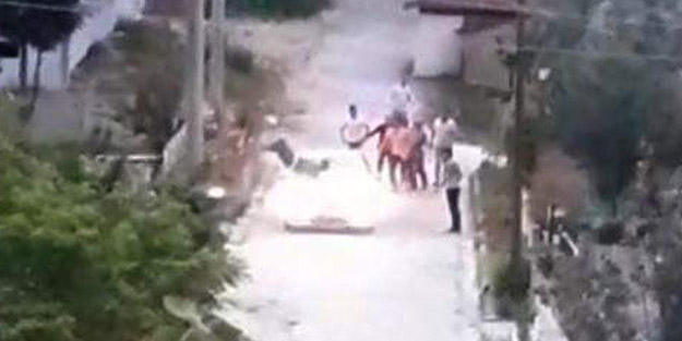 Dehşet anları kameraya yansıdı! Kavga ettiği kişiyi otomobiliyle havaya savurdu