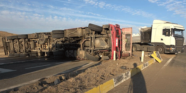 Dehşet anları! Metrelerce sürüklenen tır karşı şeride devrildi