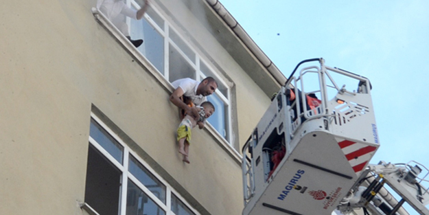 Dehşet anlarını anlattı: Çocuğu pencereden sarkıttım ve...