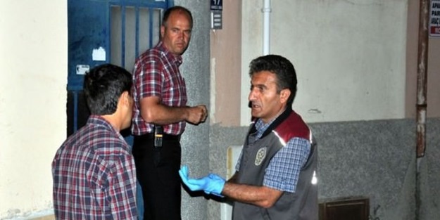 Dehşet! Uyuyan babasının boğazını kesti