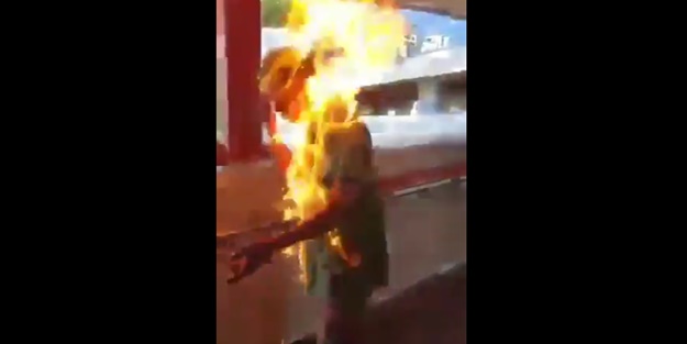 Dehşet veren görüntü! Üzerine benzin döküp yaktılar