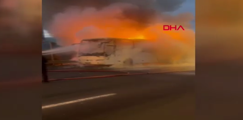 Dehşet yolculuk! Ortaokul öğrencilerini taşıyan otobüs alev aldı