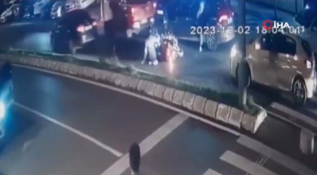 Dehşete düşürdü: Trafikte tartıştığı sürücülere dönüp çarptı