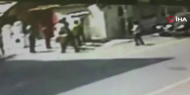 Dehşete düşüren anlar anbean kaydedildi! Kardeşini darp eden grubu buldu, tek yumrukla bayılttı