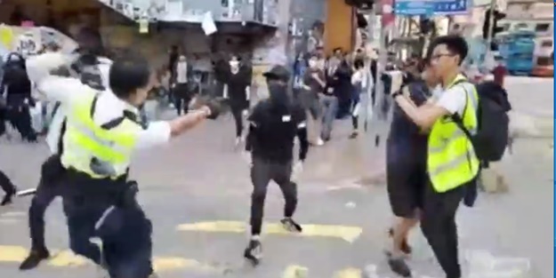 Dehşete düşüren anlar! Polis önüne geleni vurdu