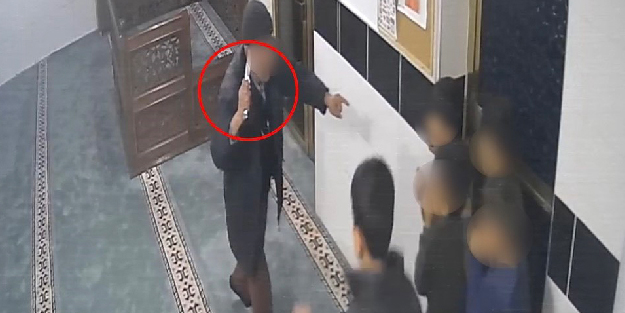 Dehşete düşüren görüntü! Camide Kur'an-ı Kerim talebelerini bıçakla tehdit etti