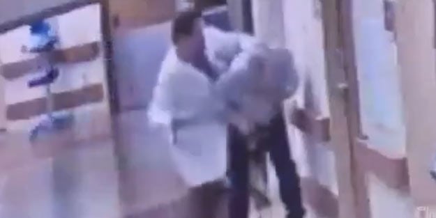 Dehşete düşüren görüntü! Doktor refakatçiyi tekme tokat dövdü