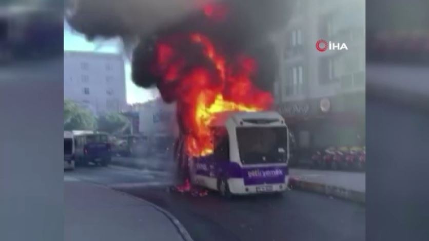 Dehşete düşüren görüntüler! Yolcu minibüsü alev topuna döndü
