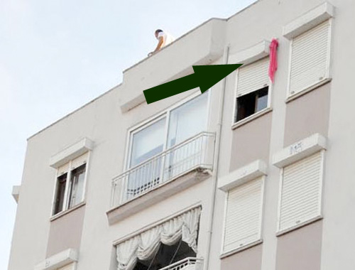 Dehşete düşüren intihar girişimi! Panjurda asılı kaldı