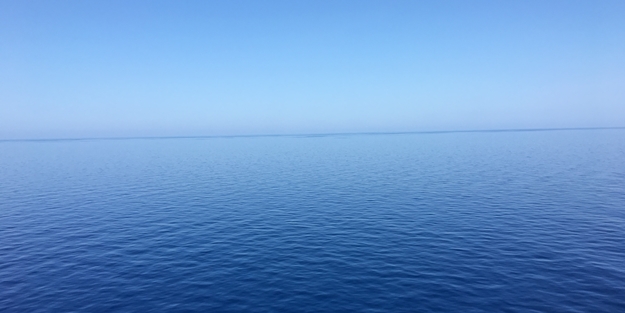 Dehşete düşüren katliam: Onlarca insanı denize attılar!